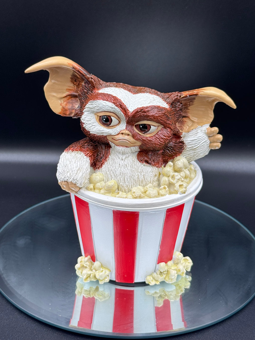 Gremlins Gizmo Feast Box Collectible Figure 14.4cm | Nemesis Now