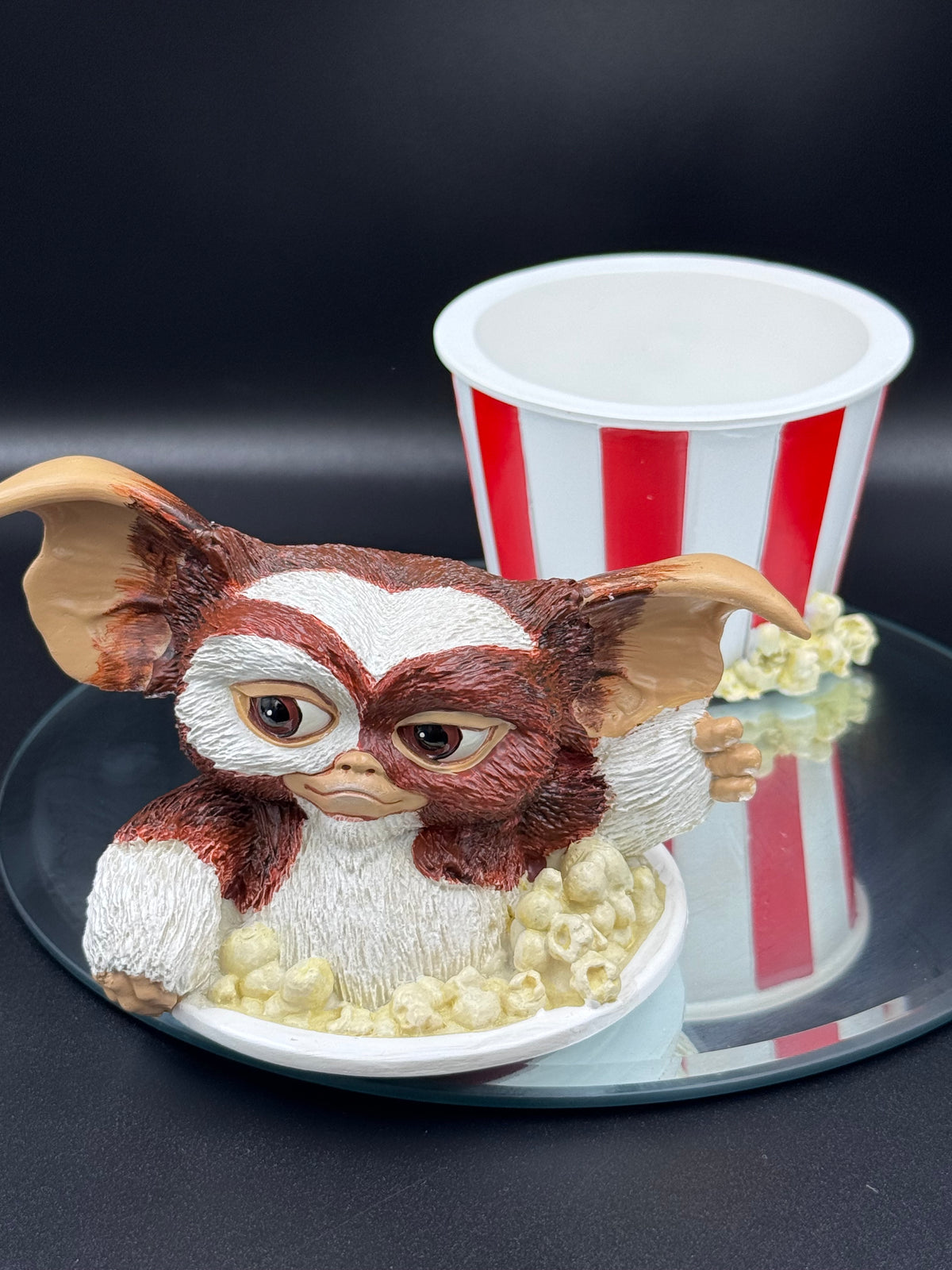 Gremlins Gizmo Feast Box Collectible Figure 14.4cm | Nemesis Now