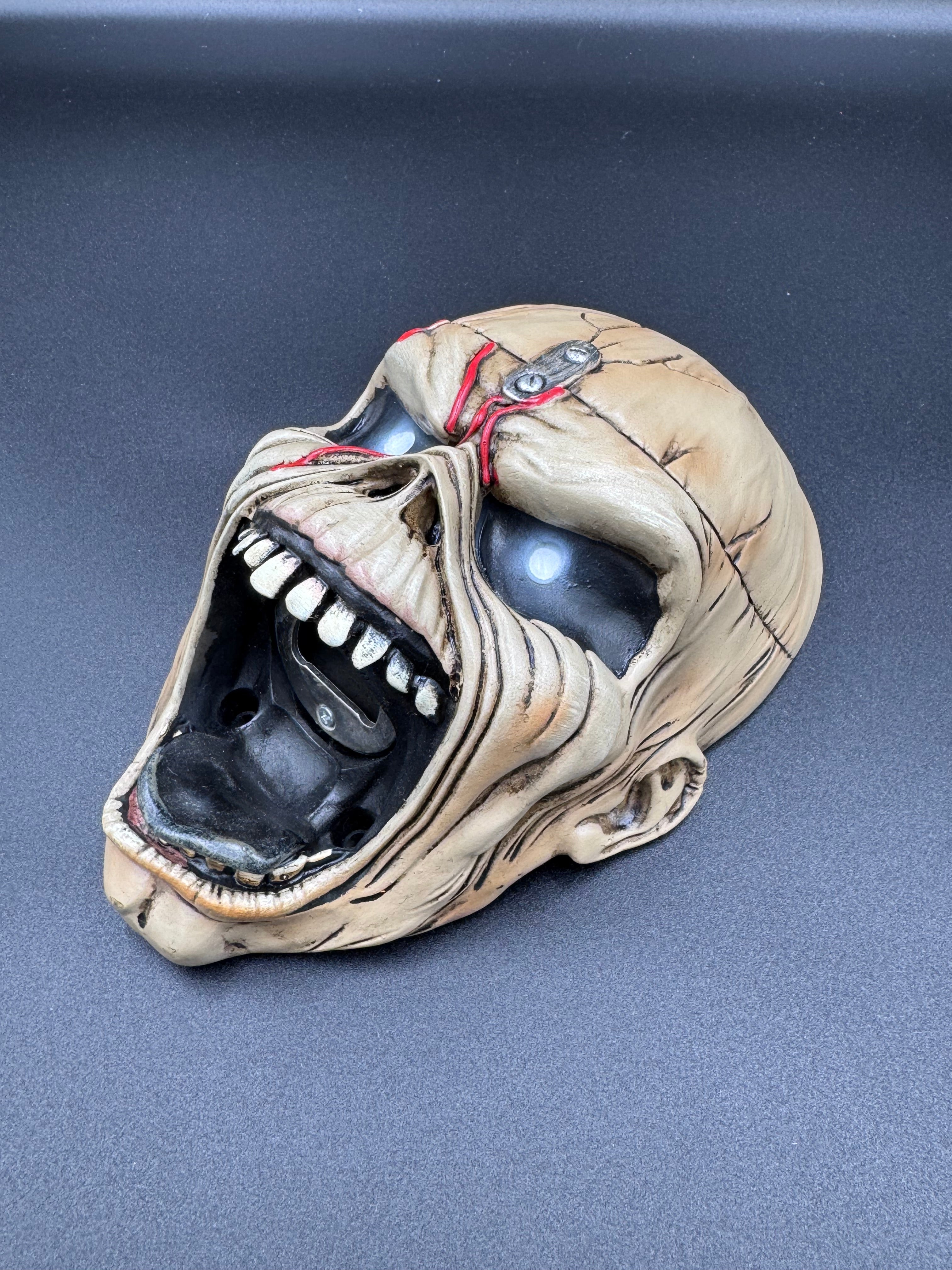 【未使用】IRON MAIDEN ボトルオープナー エディデザイン Iron Maiden Eddie The Trooper Bottle Opener 19cm | Official Rock