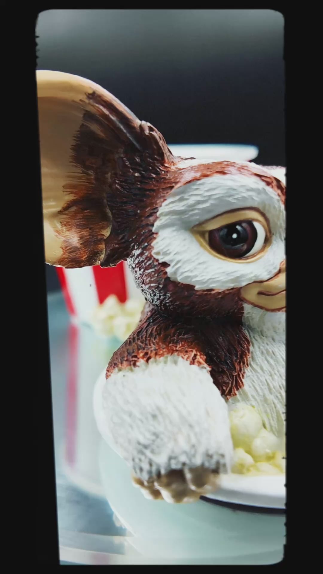 Gremlins Gizmo Feast Box Collectible Figure 14.4cm | Nemesis Now